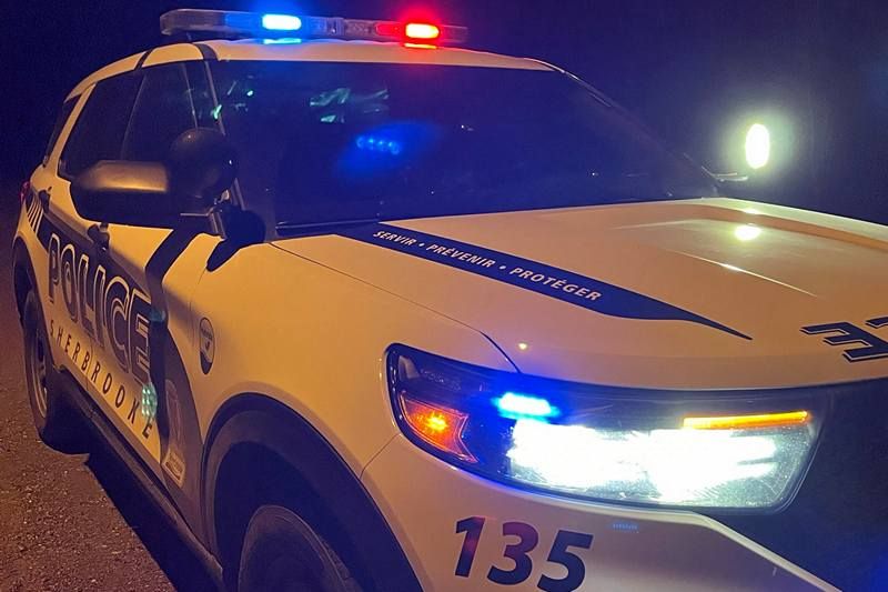 Policier traîné par un véhicule lors d’une intervention à Sherbrooke